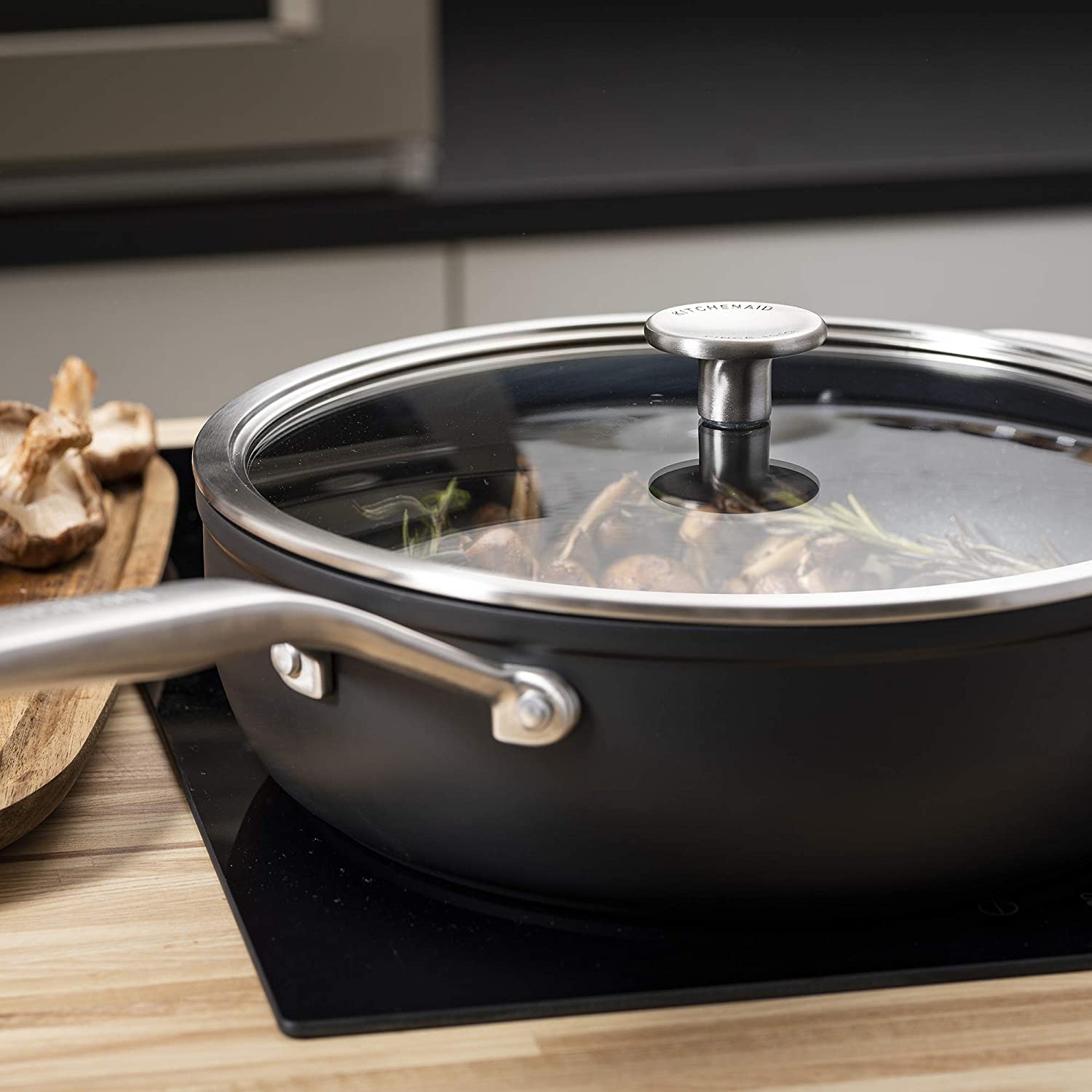 kitchenaid-forged-hardened-aluminium-sauteuse-antiadh-sive-28-cm-4-6-l-avec-couv image 2