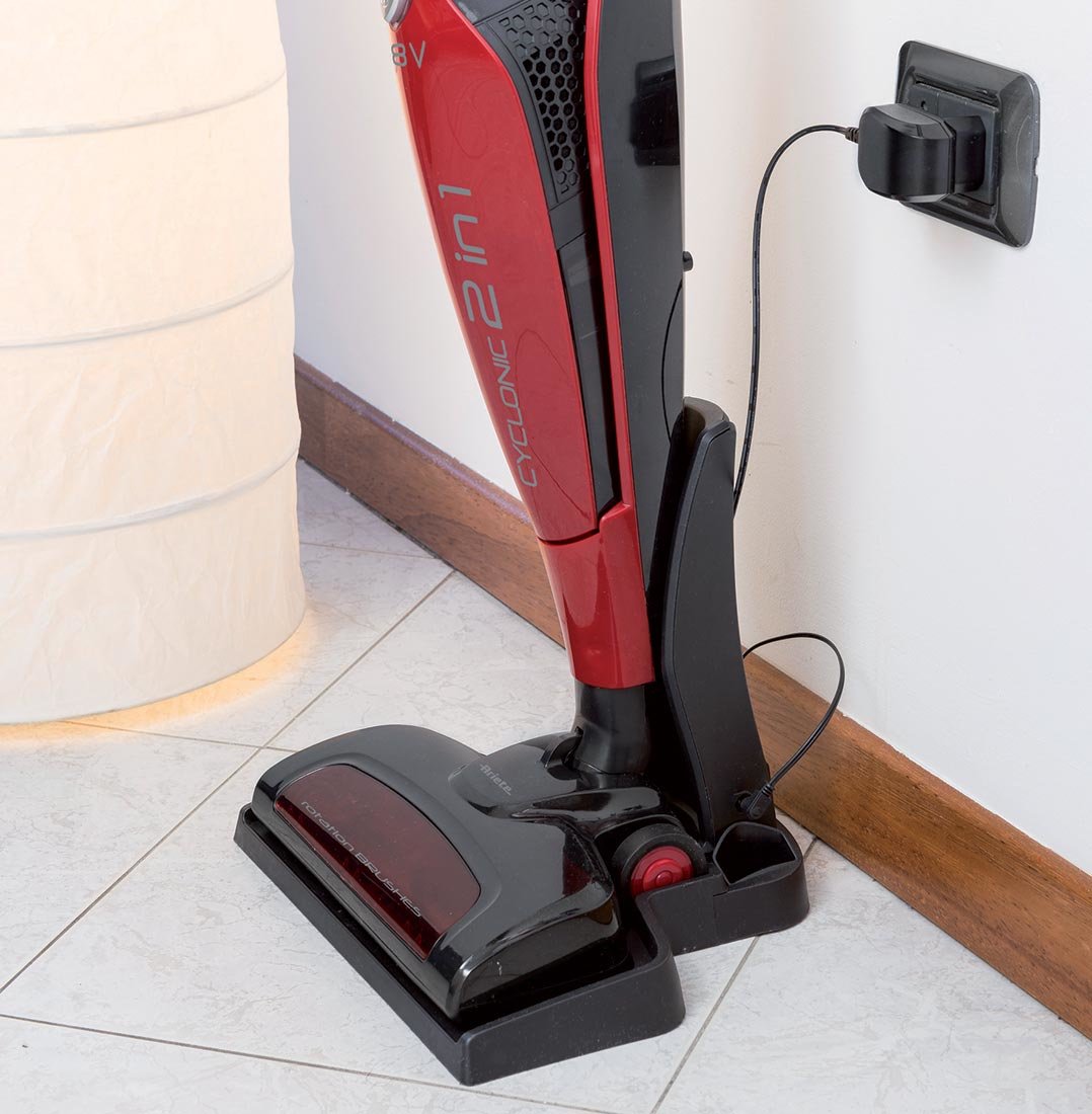 ariete-2765-aspirateur-balai-2-en-1-sans-fil-18-v-filtre-hepa-lavable-rouge image 3
