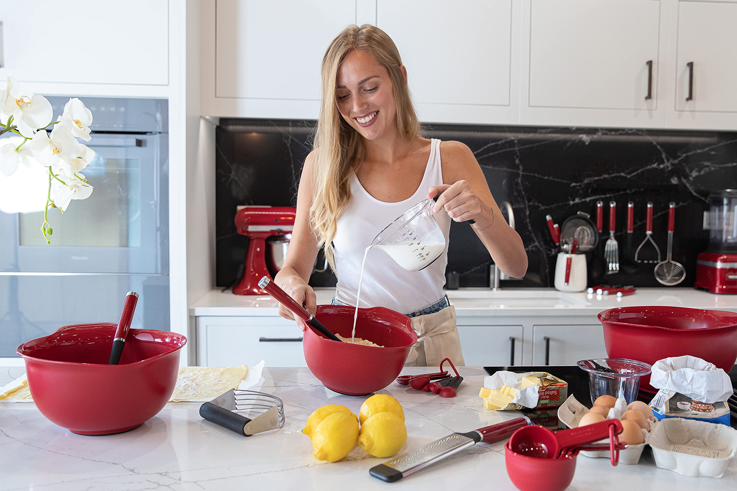 kitchenaid-set-de-4-tasses-mesurer-empilables-rouge-graduations-ml-et-conversion image 6