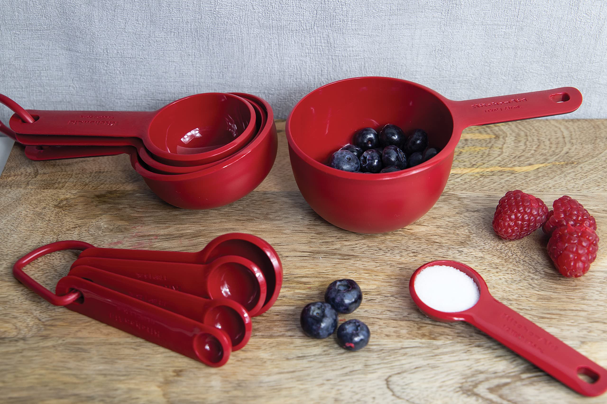 kitchenaid-set-de-4-tasses-mesurer-empilables-rouge-graduations-ml-et-conversion image 3