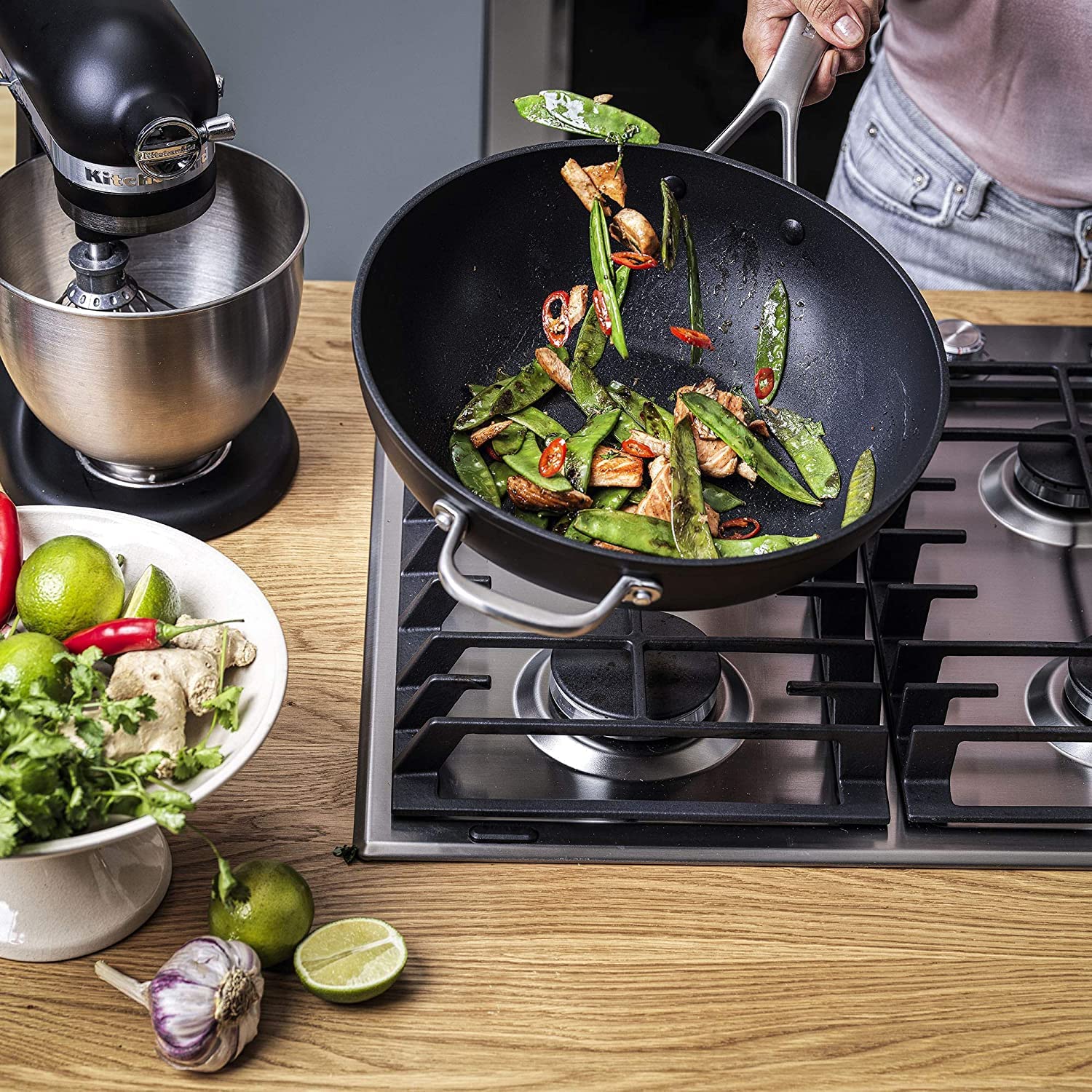 kitchenaid-classic-wok-antiadh-sif-3-couches-en-aluminium-forg-30-cm-5-l-poign-e image 2